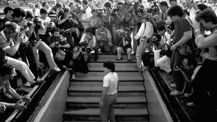 El principio de todo: Maradona, a sus 24 años, subió por primera vez los escalones del estadio San Paolo, el 5 de julio de 1984.