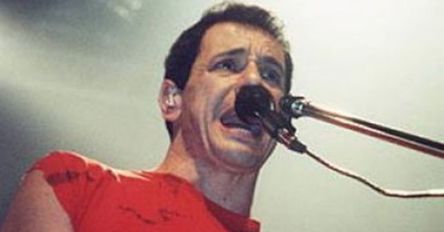 Ricardo Mollo insult&oacute; a sus fans porque prendieron una bengala