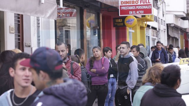 Extensa cola para conseguir trabajo en una casa de comidas en Paraná
