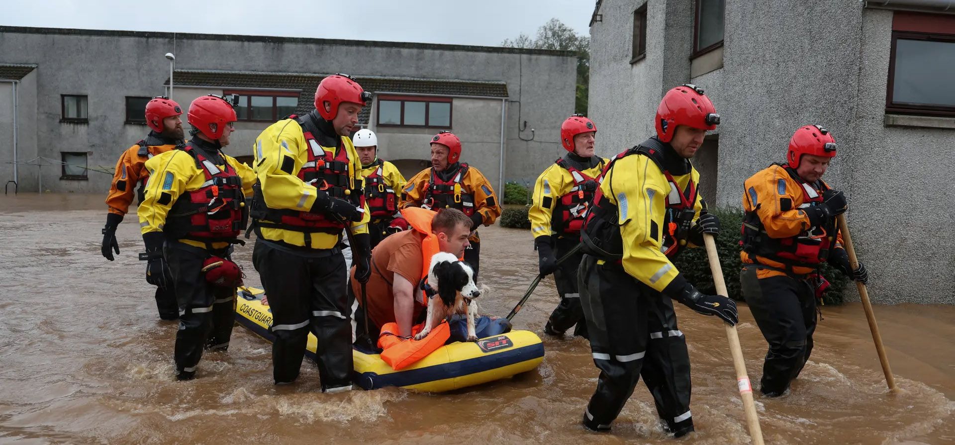 Miembros de los servicios de emergencia ayudan a evacuar a las personas tras las inundaciones "sin precedentes" en la ciudad de Angus, Brechin, Reino Unido. Fotografía: Russell Cheyne/Reuters Miembros de los servicios de emergencia ayudan a evacuar a las personas tras las inundaciones "sin precedentes" en la ciudad de Angus, Brechin, Reino Unido. Fotografía: Russell Cheyne/Reuters
