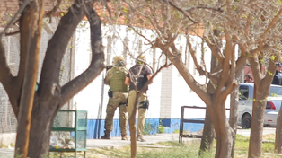 Equipos especiales de la Policía de Mendoza intervinieron para negociar con la adolescente, que se entregó tras cinco horas de tensión.