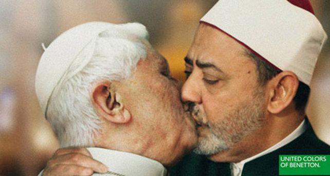 Benetton escandaliza al mundo con fotos trucadas de l&iacute;deres bes&aacute;ndose