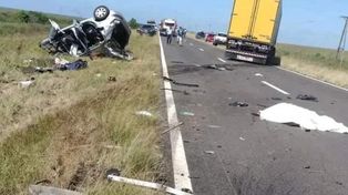 Corrientes: cinco miembros de una familia murieron al chocar un auto y un camión