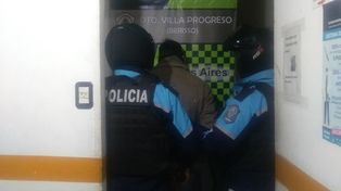 Detienen a peluquero que grabó a una joven cuando se cambiaba
