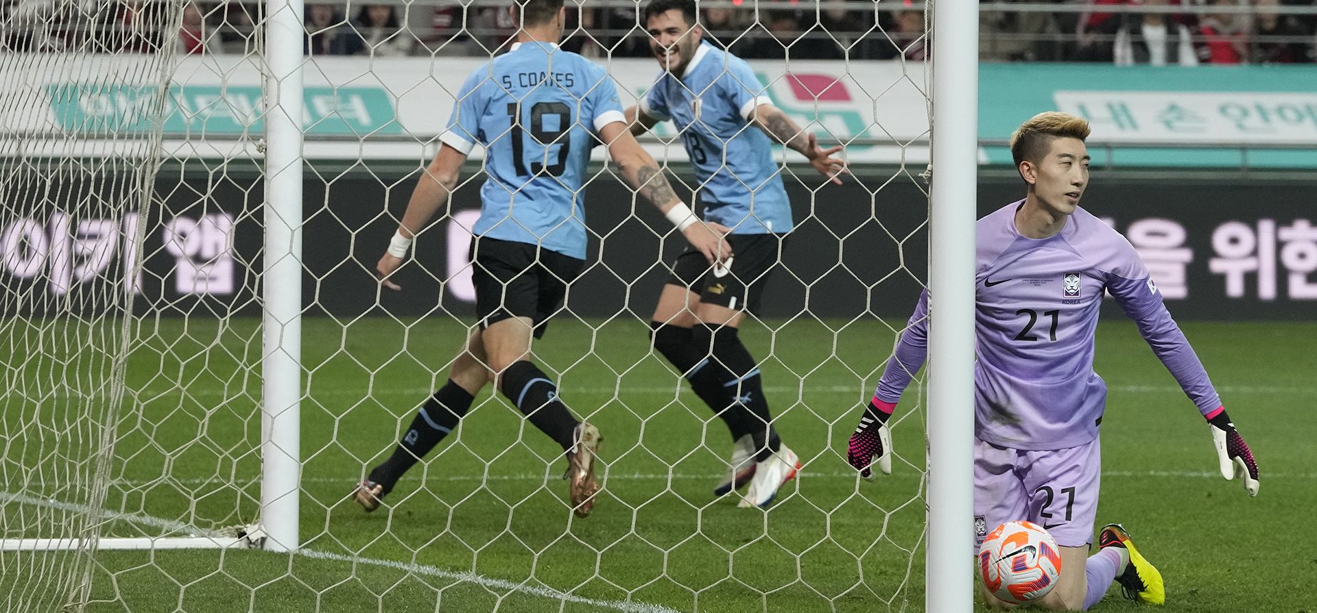 Sebastian Coates Nion, de Uruguay, a la izquierda, celebra con su compañero de equipo Maximiliano Gómez González después de hacer un gol durante un partido amistoso entre Corea del Sur y Uruguay en Seúl, Corea del Sur, el martes 28 de marzo de 2023. (Foto AP/Ahn Young-joon)