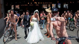 Ciclonudistas quedaron inmortalizados en las fotos de un matrimonio recién casado