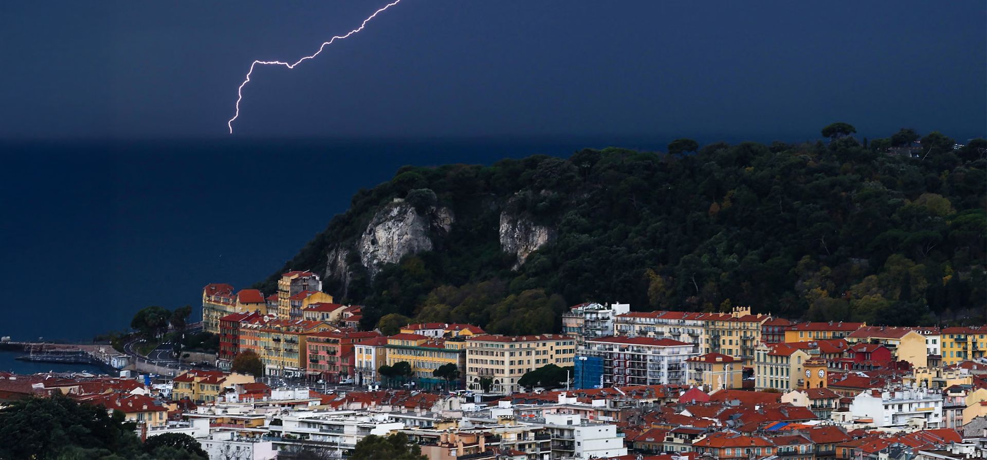 Un relámpago se asoma al horizonte cuando un jumbo jet despega de la costa mediterránea, Niza, Francia. Fotografía: Valéry Hache/AFP/Getty Images Un relámpago se asoma al horizonte cuando un jumbo jet despega de la costa mediterránea, Niza, Francia. Fotografía: Valéry Hache/AFP/Getty Images