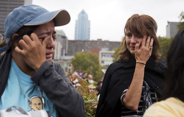 Dos norteamericanas lloran luego de ver al Papa Francisco en su paso por Filadelfia.