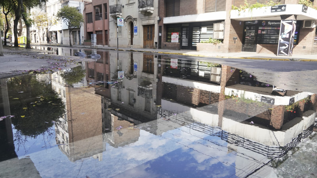 La esquina de Zeballos y Balcarce. Un mini lago y rio de agua potable que se desperdicia a cientos de litros por minuto.