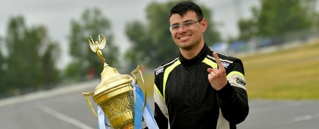 El joven es una promesa del deporte.