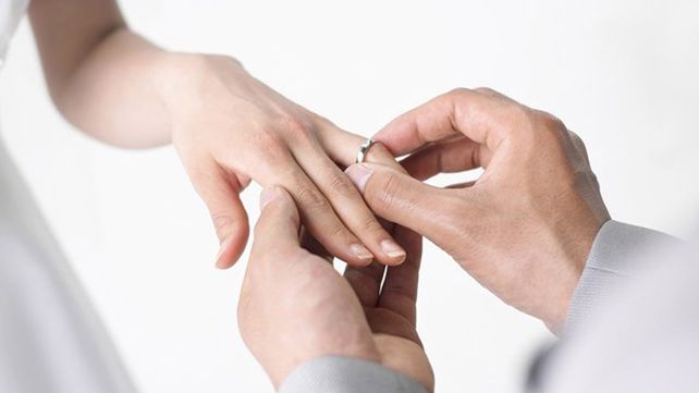 Se terminó de casar en el hospital por las contracciones