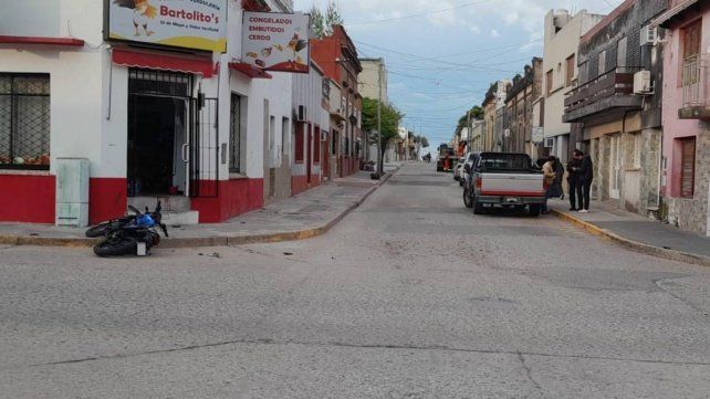 Un policía sufrió una fractura grave en una pierna tras chocar con su motocicleta contra una camioneta y posteriormente impactar contra un comercio.