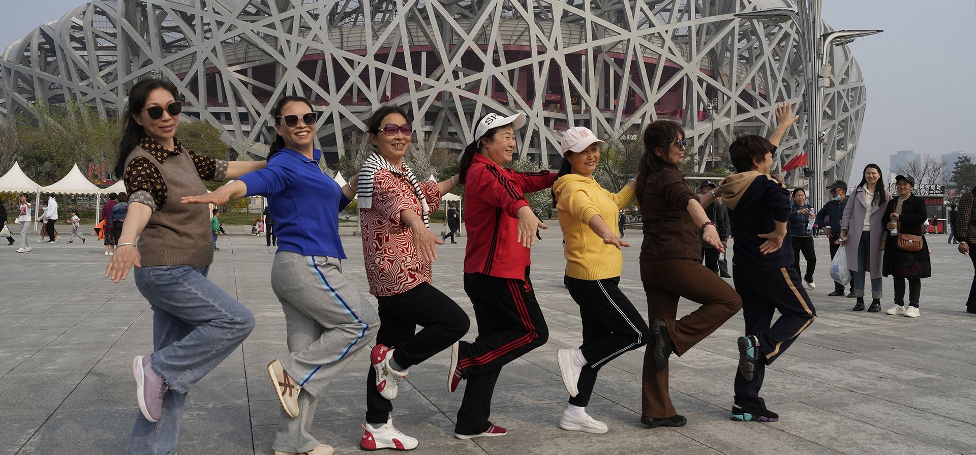 Turistas posan para fotografías cerca del icónico estadio nacional Nido de Pájaro en Beijing, el viernes 12 de abril de 2024. (Foto AP/Ng Han Guan) Turistas posan para fotografías cerca del icónico estadio nacional Nido de Pájaro en Beijing, el viernes 12 de abril de 2024. (Foto AP/Ng Han Guan)