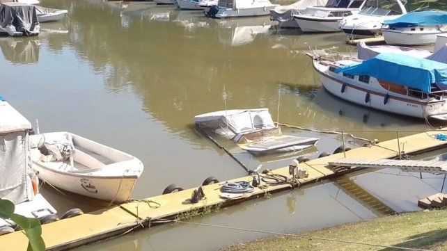 Este miércoles se hundió una embarcación que estaba amarrada en una de las dársenas del Club Náutico Paraná.&nbsp;