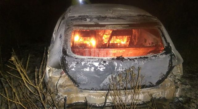 El auto que apareció incendiado sobre la autopista Santa Fe-Rosario
