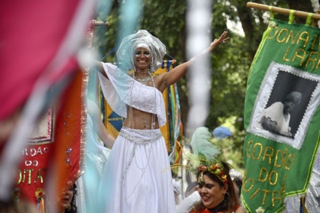 río de janeiro. Las bailarinas de las comparsas llenan de color y color al Carnaval más famoso del mundo.