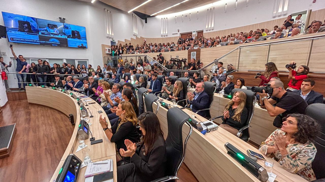 El cuerpo legislativo de la ciudad siguió atentamente las palabras del intendente