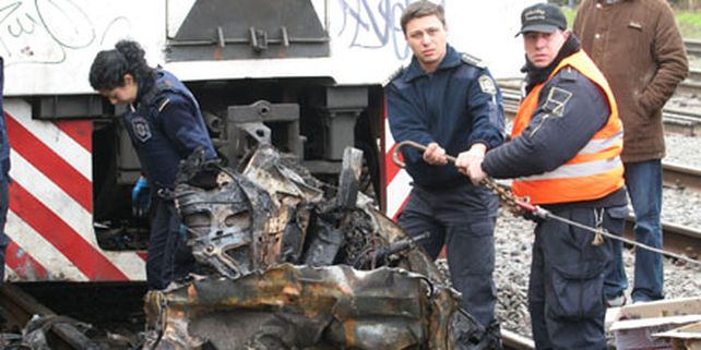 Un tren embisti&oacute; a un auto en Lomas de Zamora: ya son cinco los muertos