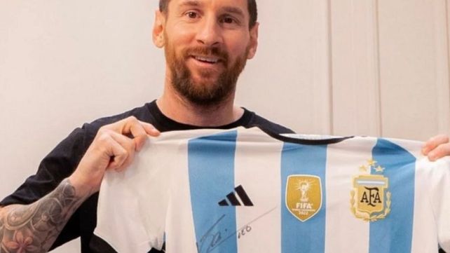Lionel Messi hizo un aporte especial para la fundación de Selena Gómez: una camiseta argentina firmada para subastar.