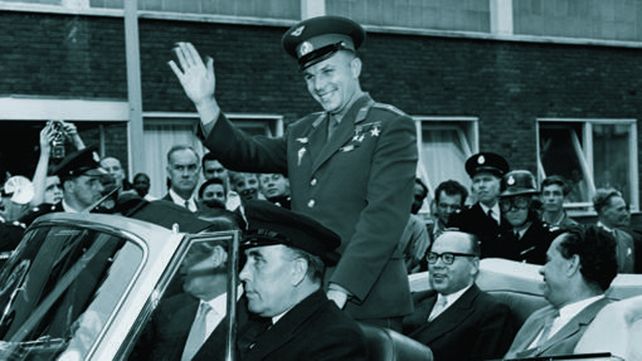 Gagarin en uno de los múltiples desfiles en los que participó como un héroe nacional - Archivo
