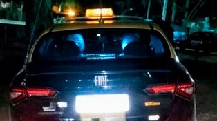 El taxi Fiat Cronos fue hallado abandonado minutos después del robo en Villa Gobernador Gálvez.&nbsp;