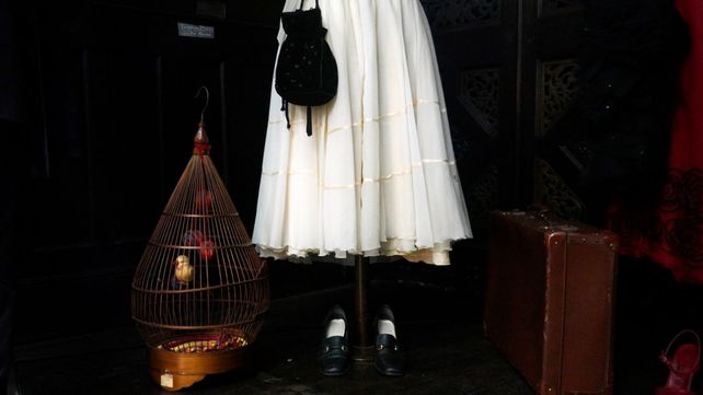 Algunos de los objetos teatrales de la carrera de Andrea Fiorino que se pueden ver en la muestra-homenaje en el Museo Estévez