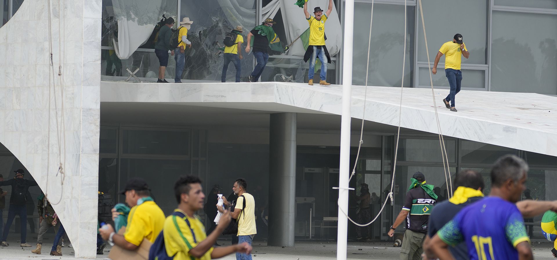 Manifestantes, partidarios del expresidente de Brasil, Jair Bolsonaro, asaltan el edificio del Palacio de Planalto en Brasilia, Brasil, el domingo 8 de enero de 2023. Planalto es el lugar de trabajo oficial del presidente de Brasil. (Foto AP/Eraldo Peres)