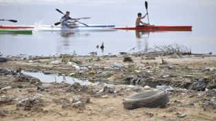 Cada vez que baja el río en el Thompson aparece la basura en el costa.&nbsp;
