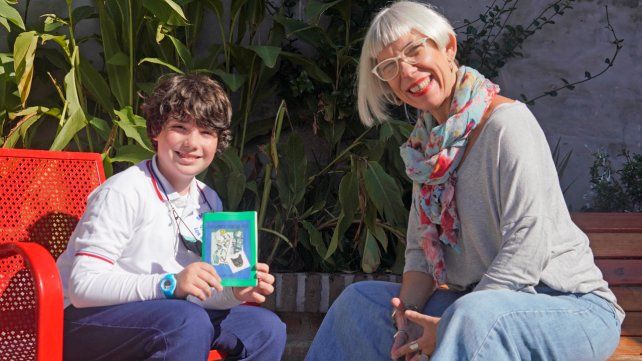 La maestra Silvina Gandini convirtió el cuento de Lautaro en un libro artesanal. La propuesta incentivó a otros chicos y chicas a la escritura.