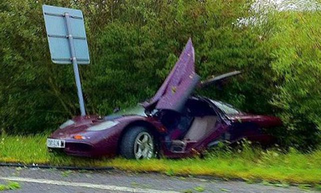 Mr. Bean choc&oacute; contra un &aacute;rbol al mando de un McLaren de F&oacute;rmula 1