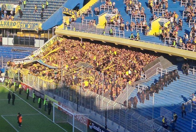 Los hinchas de Peñarol iniciaron el conflicto en el Gigante de Arroyito y Central respondió arrojando vallas.&nbsp;