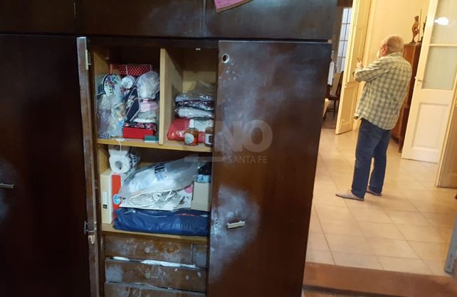 Le sustrajeron una importante suma en pesos y en dólares al dueño de la casa.