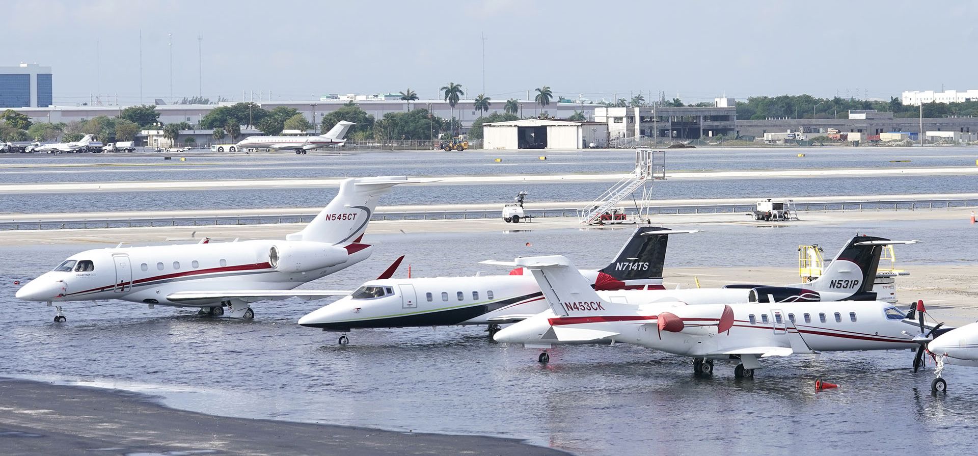 Aviones pequeños están estacionados en el Aeropuerto Internacional de Fort Lauderdale- Hollywood, después de que la estación aérea se viera obligada a cerrar debido a las inundaciones, el jueves 13 de abril de 2023, en Fort Lauderdale, Fla. (Foto AP/Marta Lavandier)