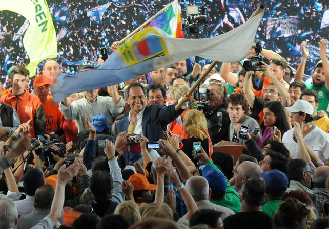 Scioli dijo que el domingo se elige entre un creído de barrio Parque y un trabajador nacido en Villa Crespo