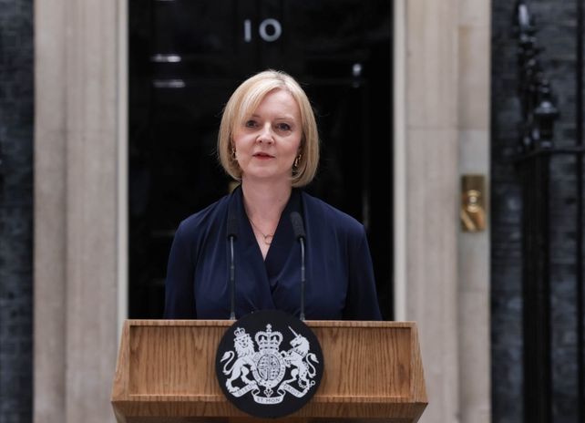 Adiós. Liz Truss debió salir a la puerta de 10 de Downing Street a dar el reglamentario discurso de renuncia y despedida.&nbsp;
