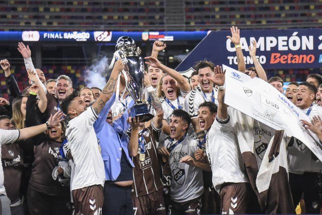 El&nbsp; festejo del plantel con la copa tras el triunfo ante Huracán.