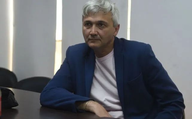 Ricardo Carloni tuvo un siniestro vial: chocó a un motociclista y quedó demorado