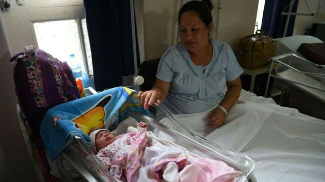 Celene descansa junto a mamá Roxana. Es la primera criatura en llegar en este 2018.&nbsp;