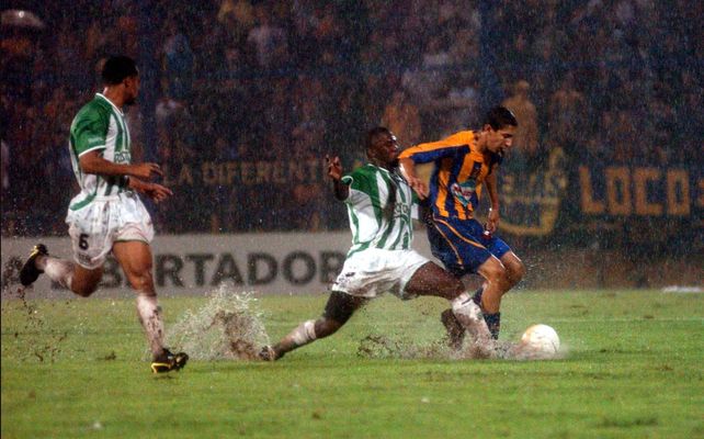 Allá lejos en el tiempo. Di María frente a Atlético Nacional de Medellín, en el Gigante, en la Libertadores 2006.