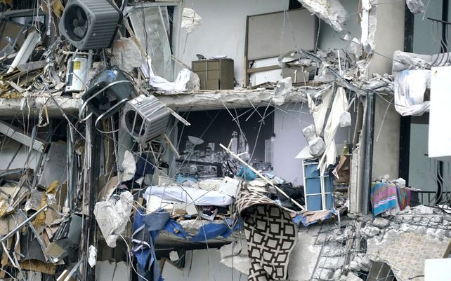 El derrumbe de un edificio en Miami en imágenes