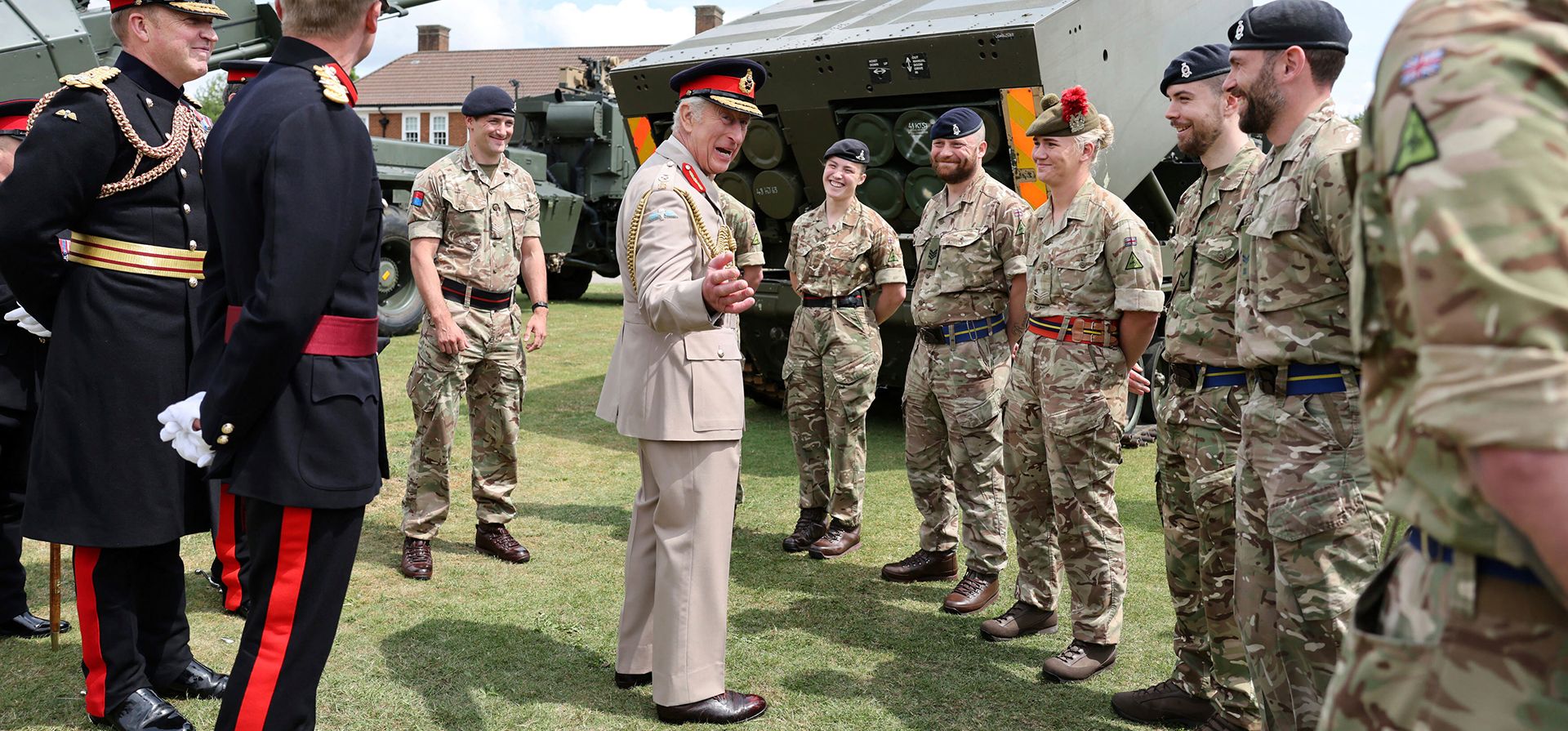 El rey Carlos III de Gran Bretaña conversa con personal militar junto al sistema de lanzamiento múltiple de cohetes (MLRS) de la Artillería Real, durante su visita al Regimiento Real de Artillería en el Cuartel de Artillería Real en Larkhill, Salisbury, Inglaterra, el viernes 6 de junio de 2025. (Richard Pohle/Pool Photo vía AP) El rey Carlos III de Gran Bretaña conversa con personal militar junto al sistema de lanzamiento múltiple de cohetes (MLRS) de la Artillería Real, durante su visita al Regimiento Real de Artillería en el Cuartel de Artillería Real en Larkhill, Salisbury, Inglaterra, el viernes 6 de junio de 2025. (Richard Pohle/Pool Photo vía AP)