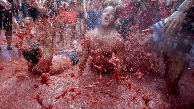 Tomatina, la batalla roja celebra su fiesta anual con un mensaje contra la homofobia