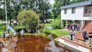 Alumnos de las islas recibieron los sacramentos a pesar de la creciente de los ríos en el sur entrerriano. Monseñor Zordán visitó la comunidad