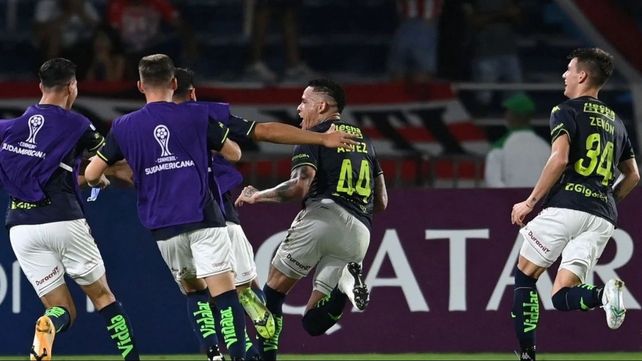 Alvez acaba de clavar su golazo al final del primer tiempo y todo Unión lo celebra. Gran victoria en Barranquilla y clasificación.