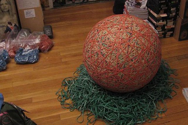 Una pelota con 5 mil bandas elásticas que pesa 113 kilos