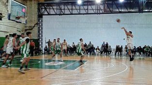 Regatas superó a Alumni, en uno de los triunfos visitantes por el Dos Orillas de Básquet.
