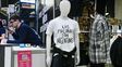 Rosario Outlet: galpones colmados de gente a la caza de ofertas