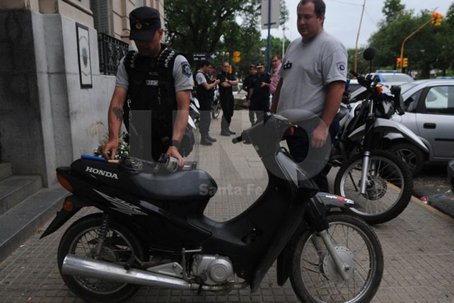 La policía persiguió y arrestó a dos ladrones por robar una moto en el centro