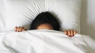 El truco perfecto para no tener que salir de la cama cuando uno se olvida de apagar la luz