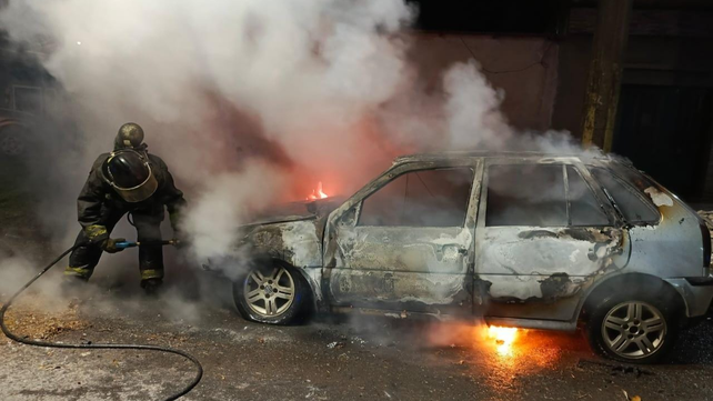 El incendio en Barra y Viamonte se produjo este martes alrededor de las 3.30. El automóvil quedó destruido.
